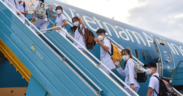 Chỉ sau gần 2 tiếng, Vietnam Airlines đã xây dựng kế hoạch và bố trí khai thác một chuyến bay riêng để chở đoàn công tác vào sáng 1-7. Đúng 7h, chuyến bay VN207 đã cất cánh từ Hà Nội và hạ cánh an toàn tại TP.HCM vào 9h ngày 1-7. (Nguồn ảnh: tuoitre.vn)